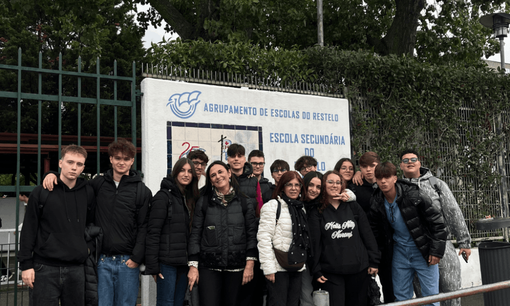 Grupo de estudantes italianos recebidos em escola do Restelo