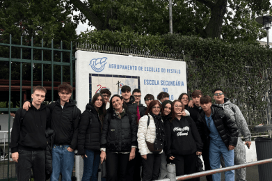 Grupo de estudantes italianos recebidos em escola do Restelo